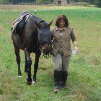 Eine Frau mit ihrem Pferd beim Herbstritt September 2009.
